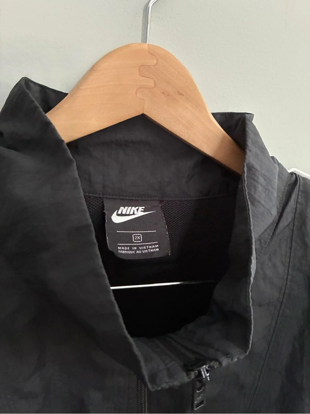 Nike vintage Black Windbreaker with Gray Panel Accents